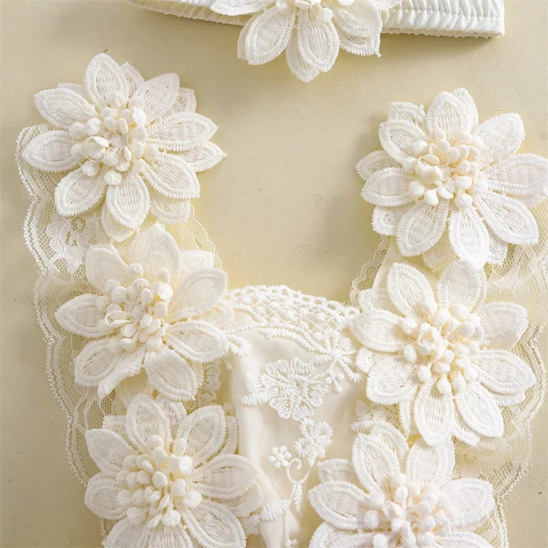 Conjunto bebé bordado floral: pelele y bodys con lazo y diadema - imagen 5