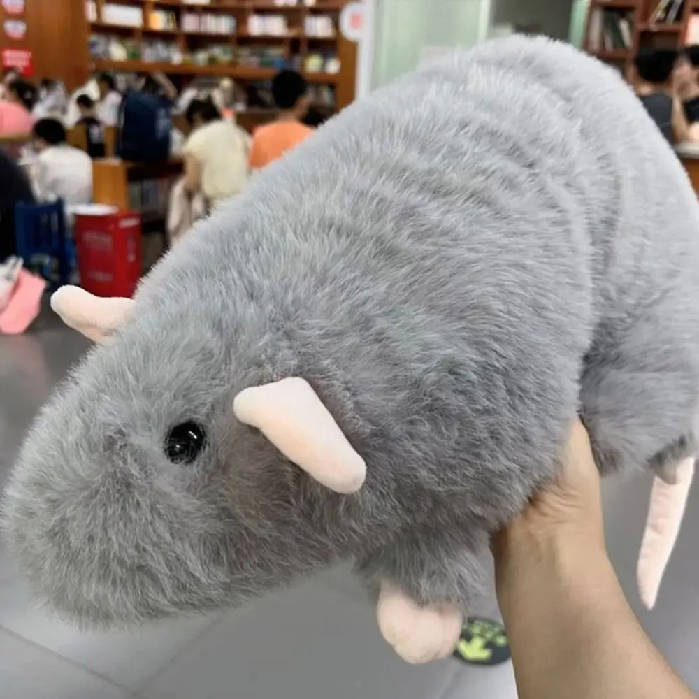 Ratón de peluche grande color marrón con flores detalladas