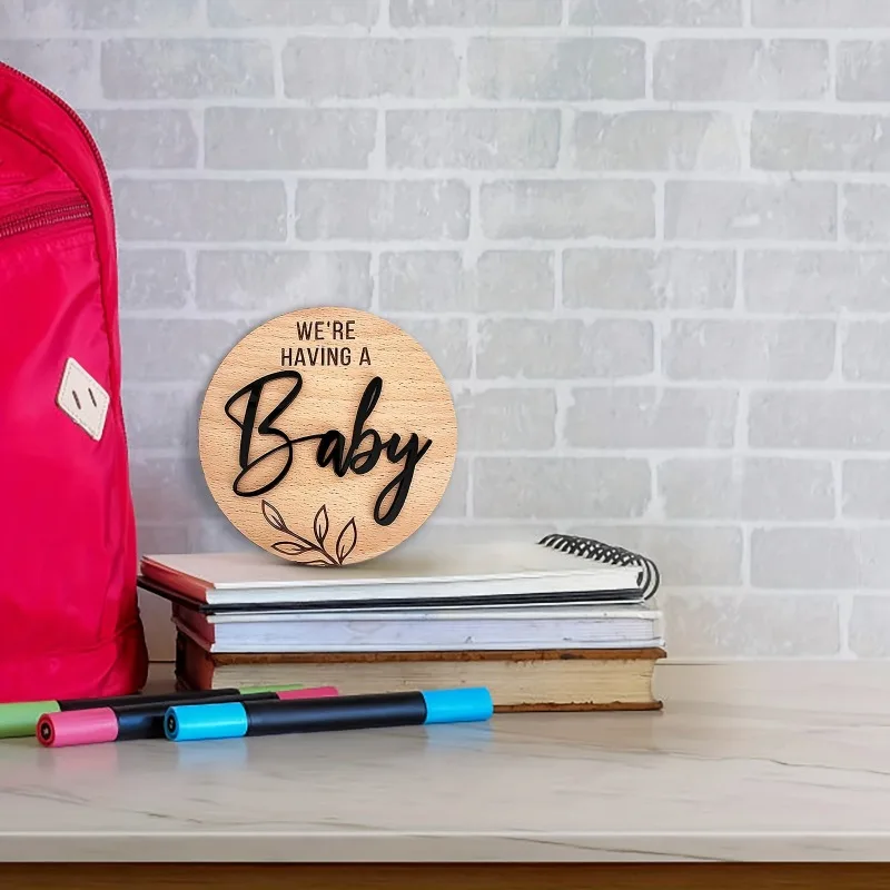 Cartel We're Having de madera para anuncio de embarazo – Decoración maternity - imagen 2