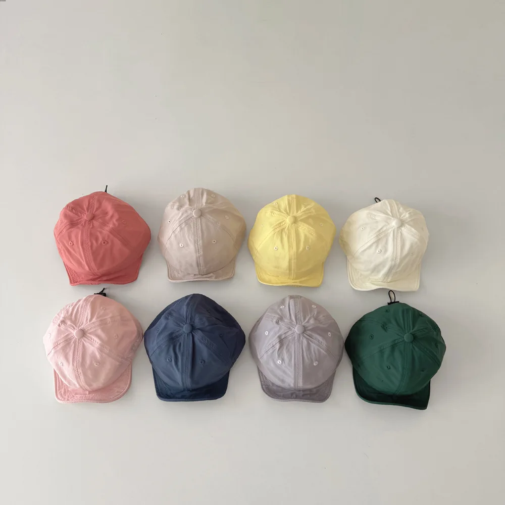 Detalle de la gorra infantil tipo duckbill
