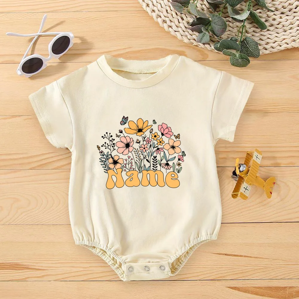 Detalle del tejido de seda de leche y estampado floral
