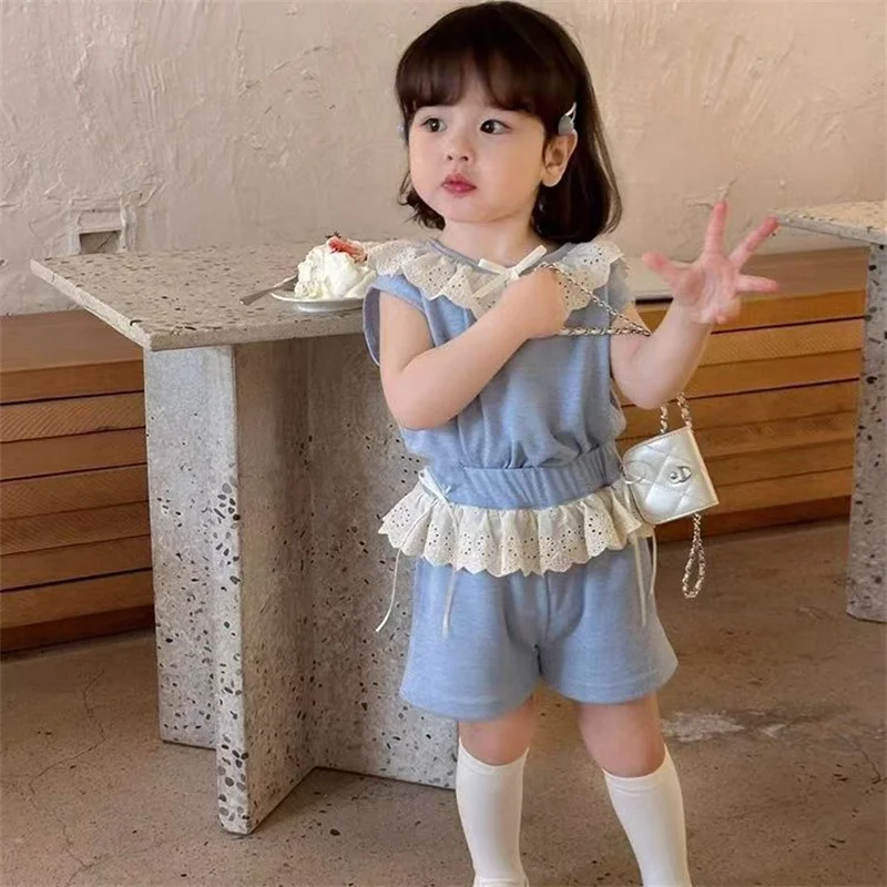 Conjunto infantil con camiseta de manga corta y pantalón