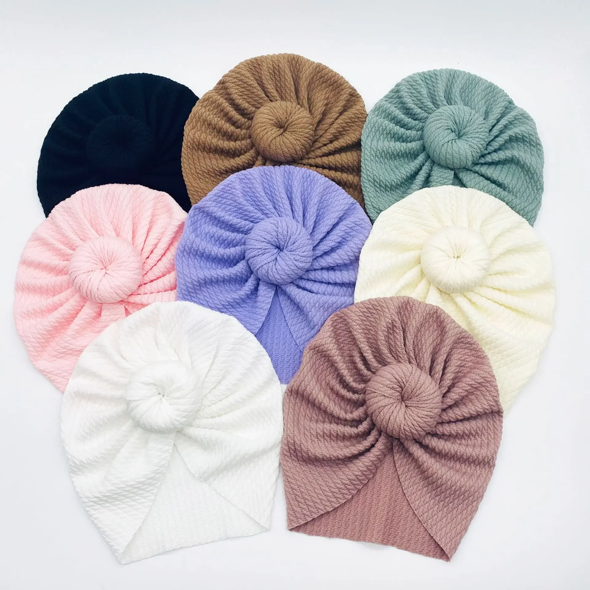 Gorro con lazo en sentido lateral
