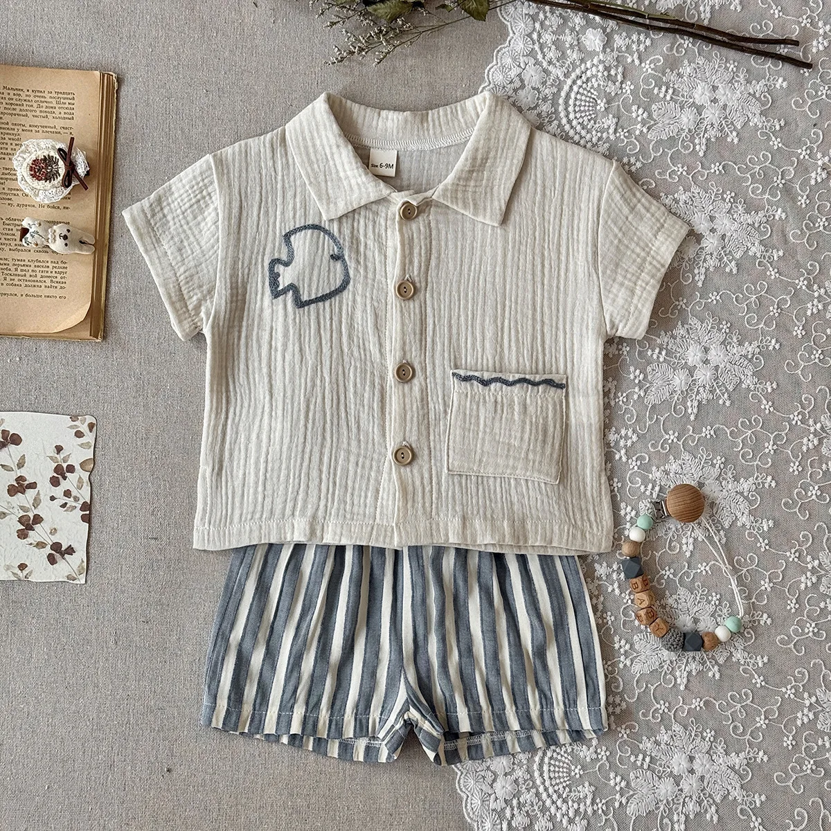 Conjunto bebé de lino bordado con pantalón corto a rayas veraniegas - imagen 3