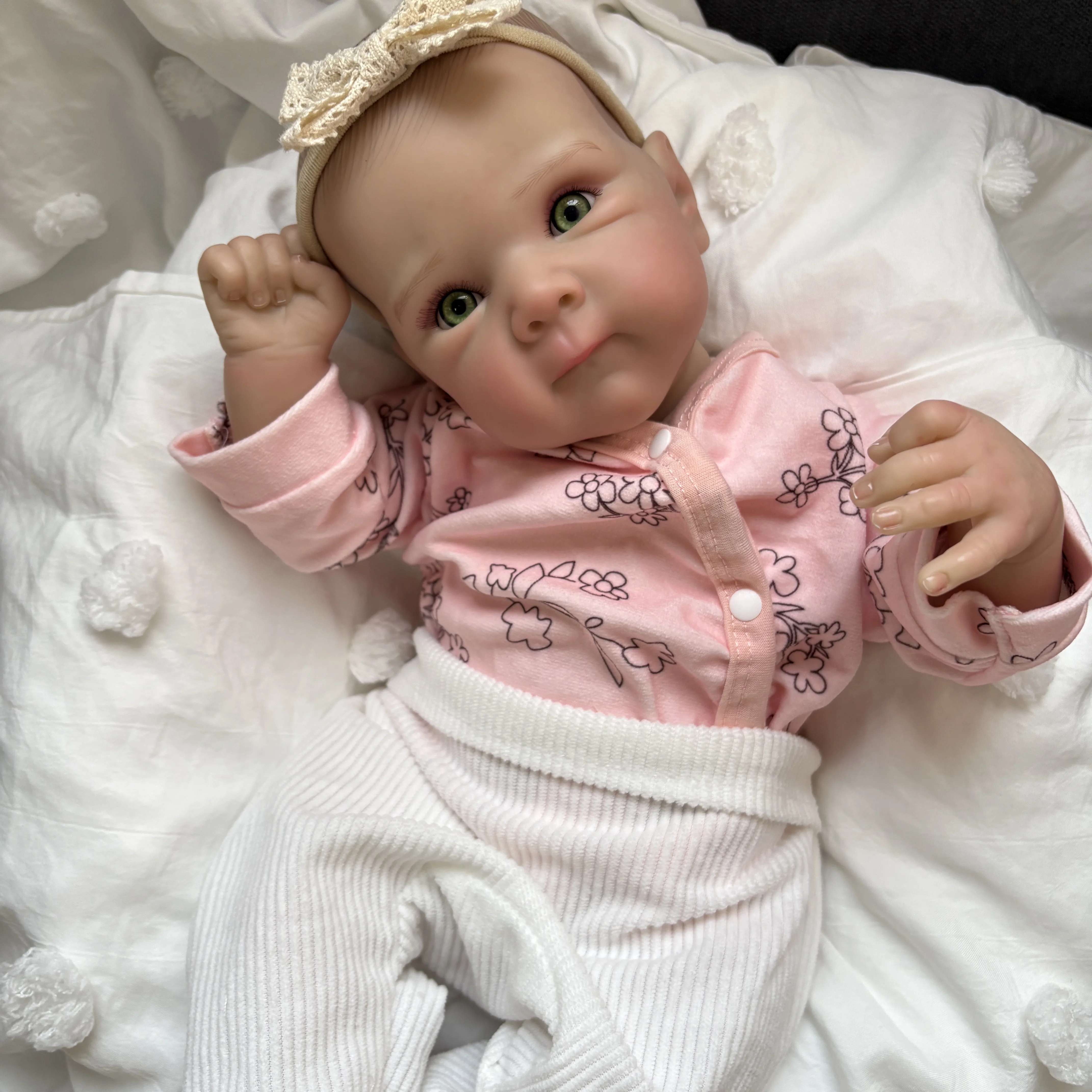 Detalle facial realista de la muñeca NPK