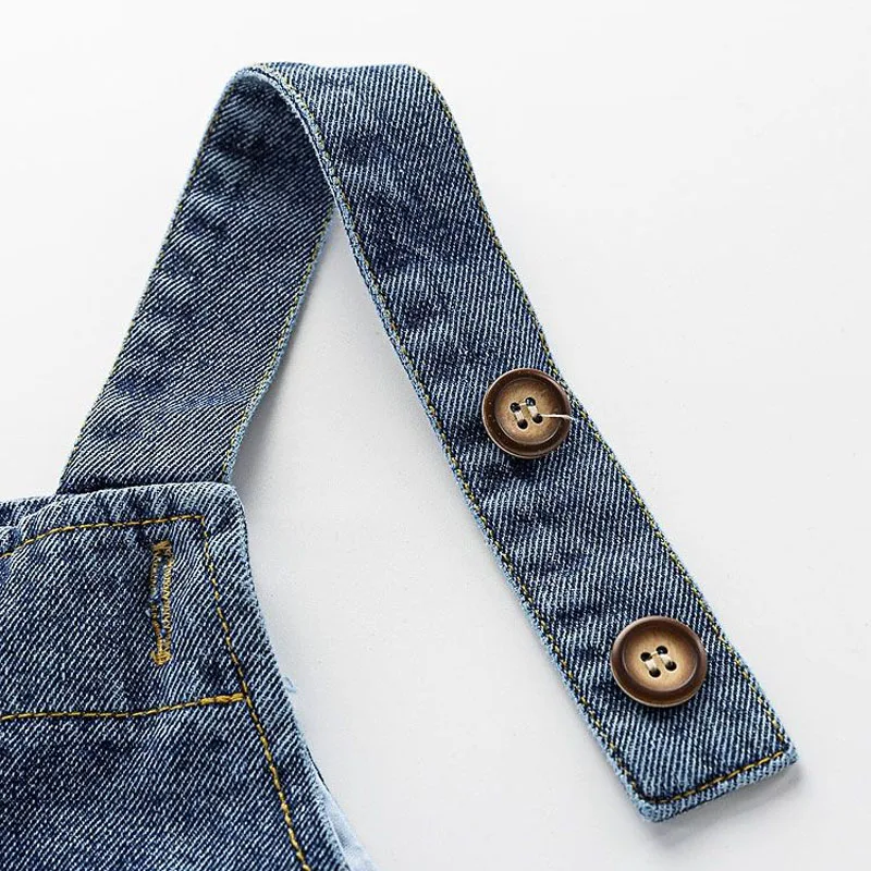 Detalle de costuras del mono vaquero infantil