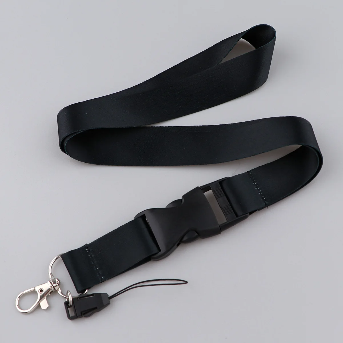 Cordón negro con gancho metálico para llaves y tarjetas