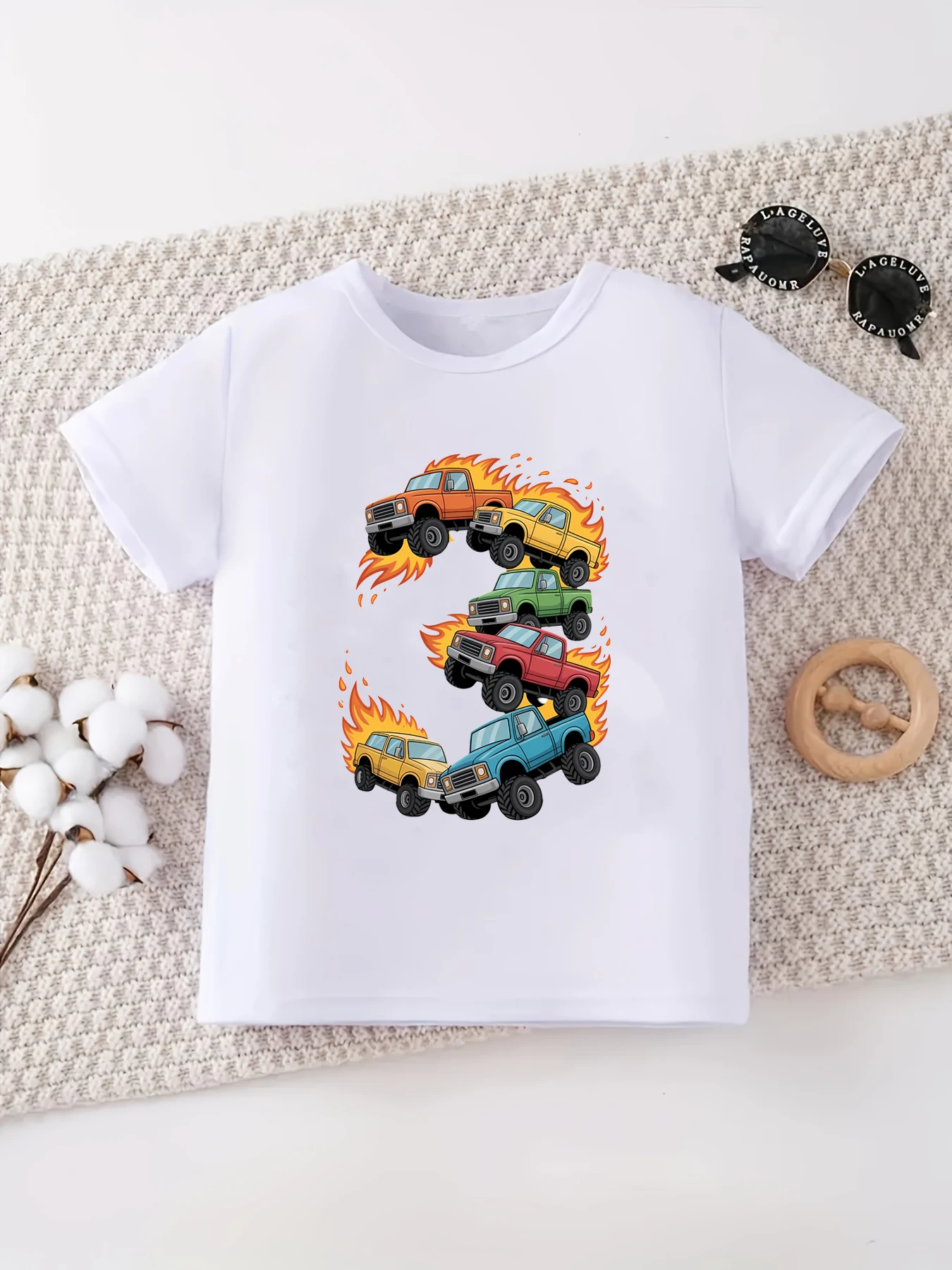 Camiseta infantil personalizada con estampado de camión y nombre - imagen 3