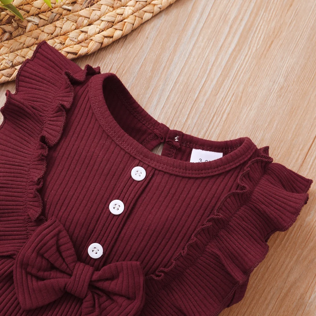 Bebé niña con el conjunto completo