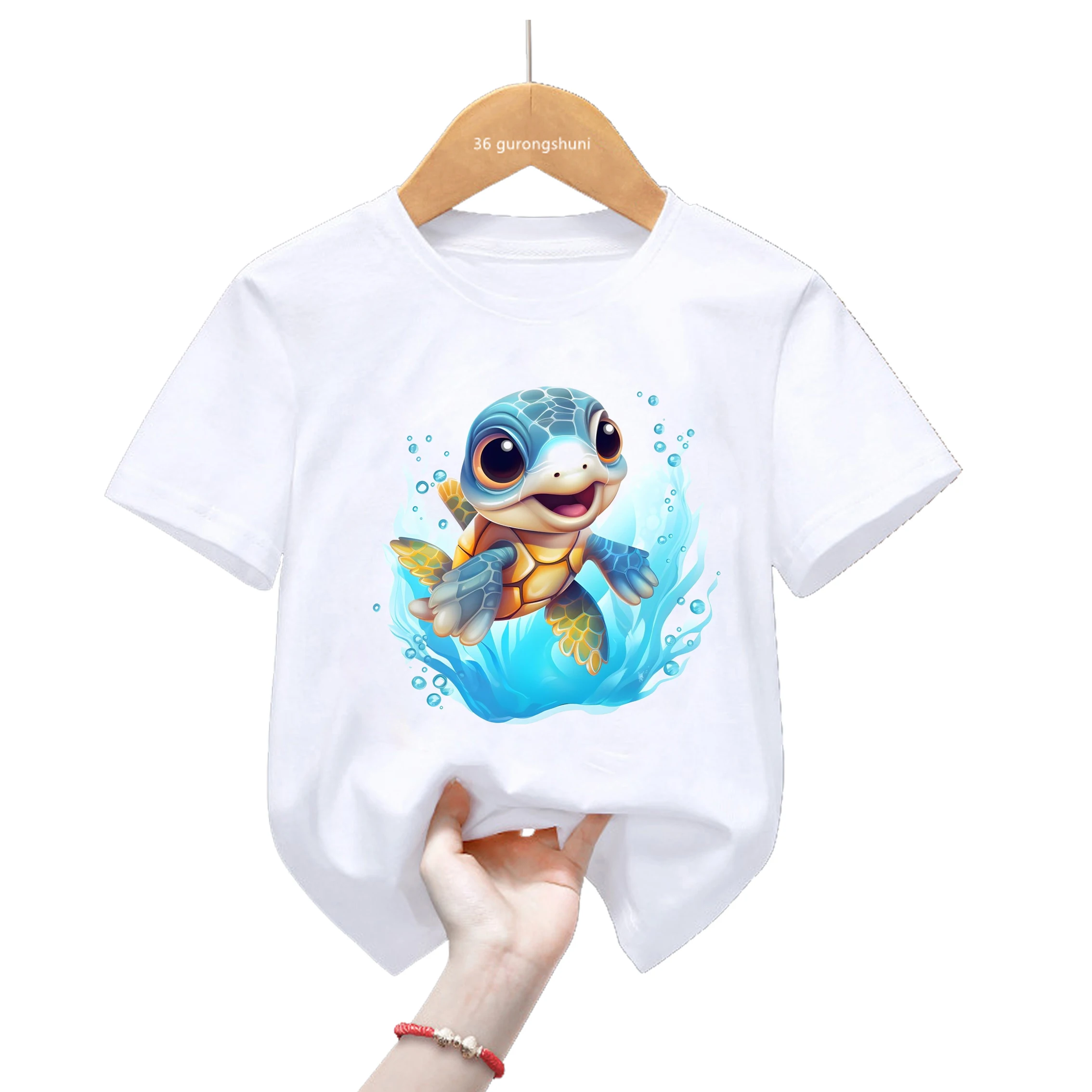 Niña usando la camiseta en exterior