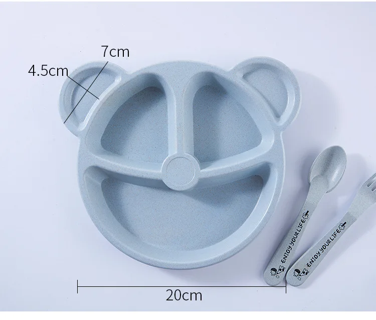 Uso del plato en mesa durante comida infantil