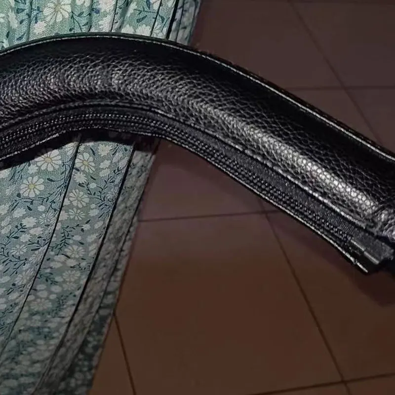 Funda instalada en el mango del cochecito