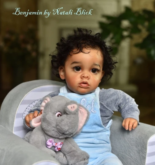 Muñeca Reborn NPK Benjamin piel oscura pelo rizado implantado a mano - imagen 2