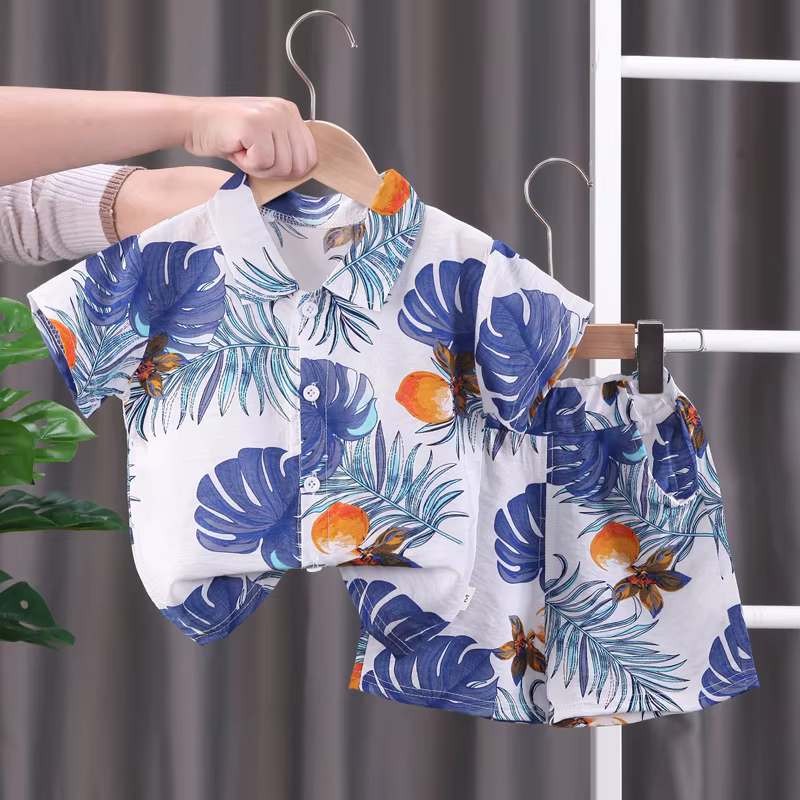 Detalle de la camisa y pantalones
