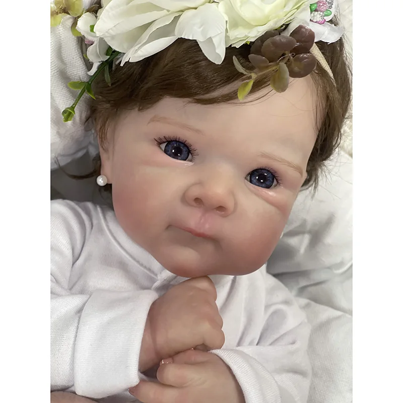 Vista frontal de la muñeca reborn Bettie de 45 cm