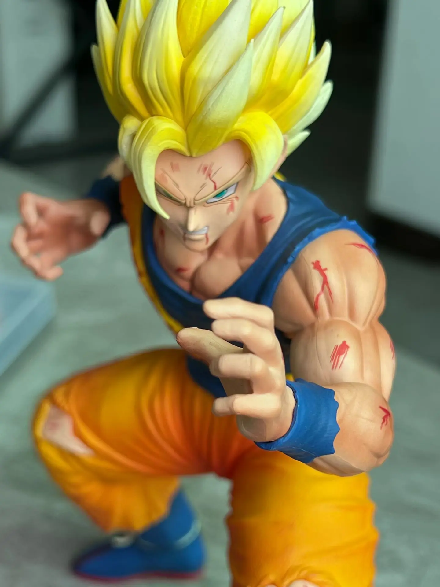 Figura acción Goku Super Saiyan con efectos de batalla - imagen 2