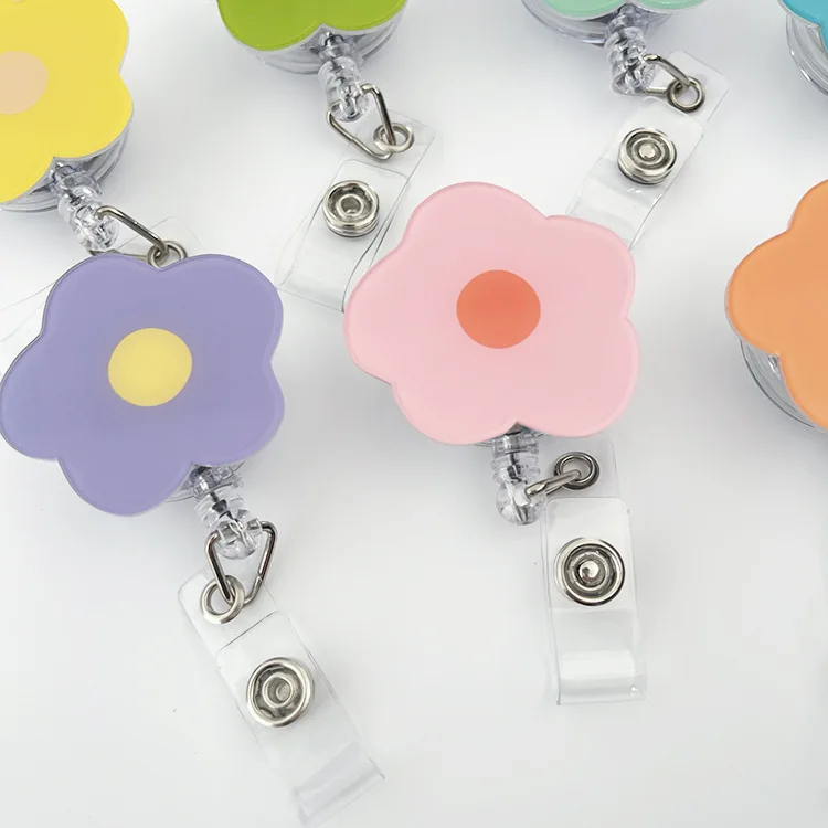Clip retráctil floral con cordón