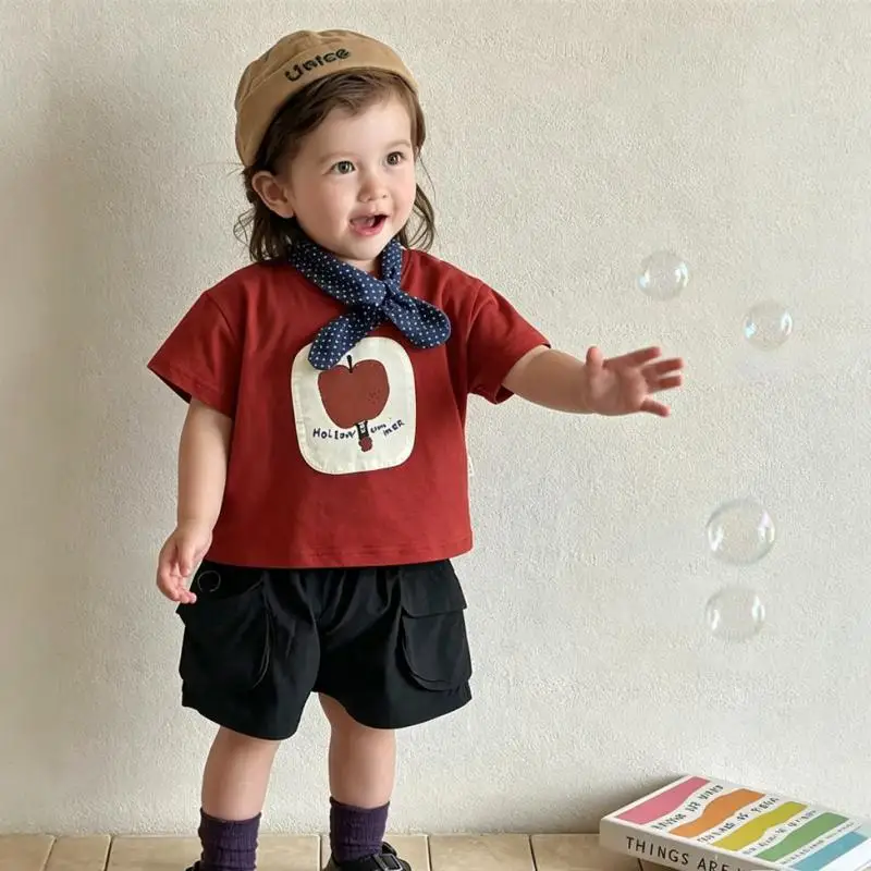 Camiseta infantil de cuello redondo y diseño sencillo