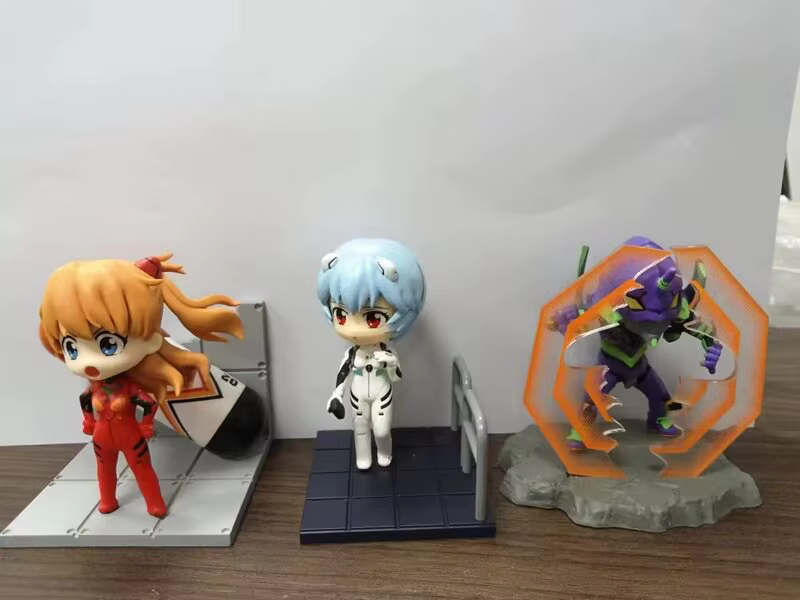 Figura de Rei sosteniendo un pequeño accesorio