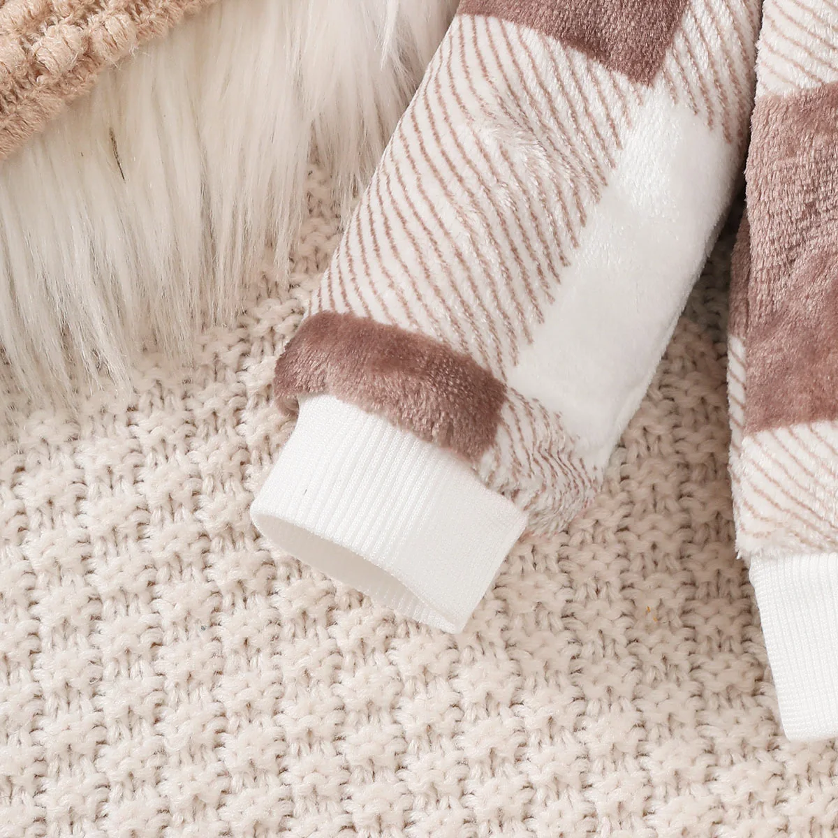 Conjunto de felpa invernal para bebés: top a cuadros y pantalón - imagen 3