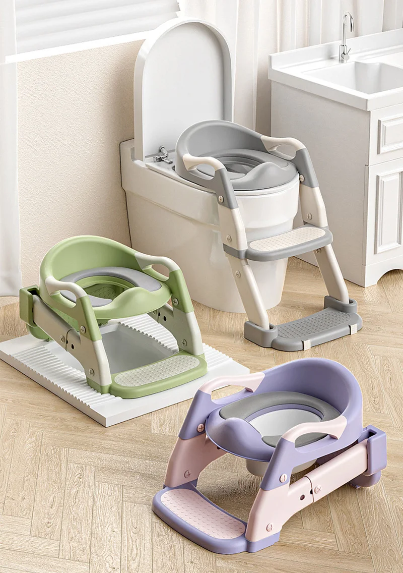 Vista frontal del inodoro portátil para niños en color gris mostrando el asiento y el escalón plegable