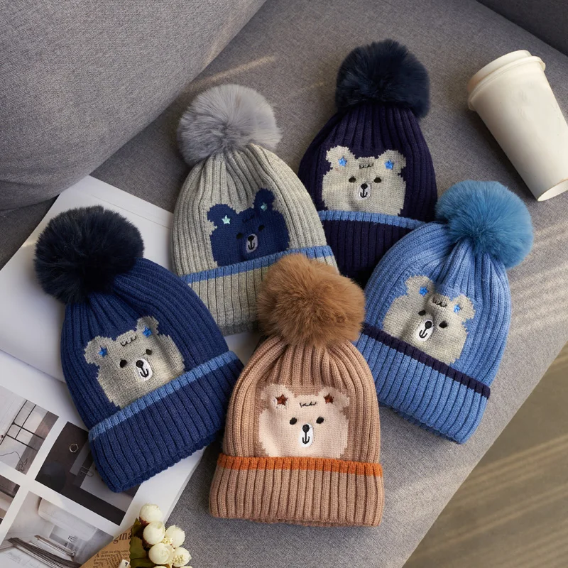 Gorro de invierno para bebé con orejeras y pompón de piel tejido - imagen 2