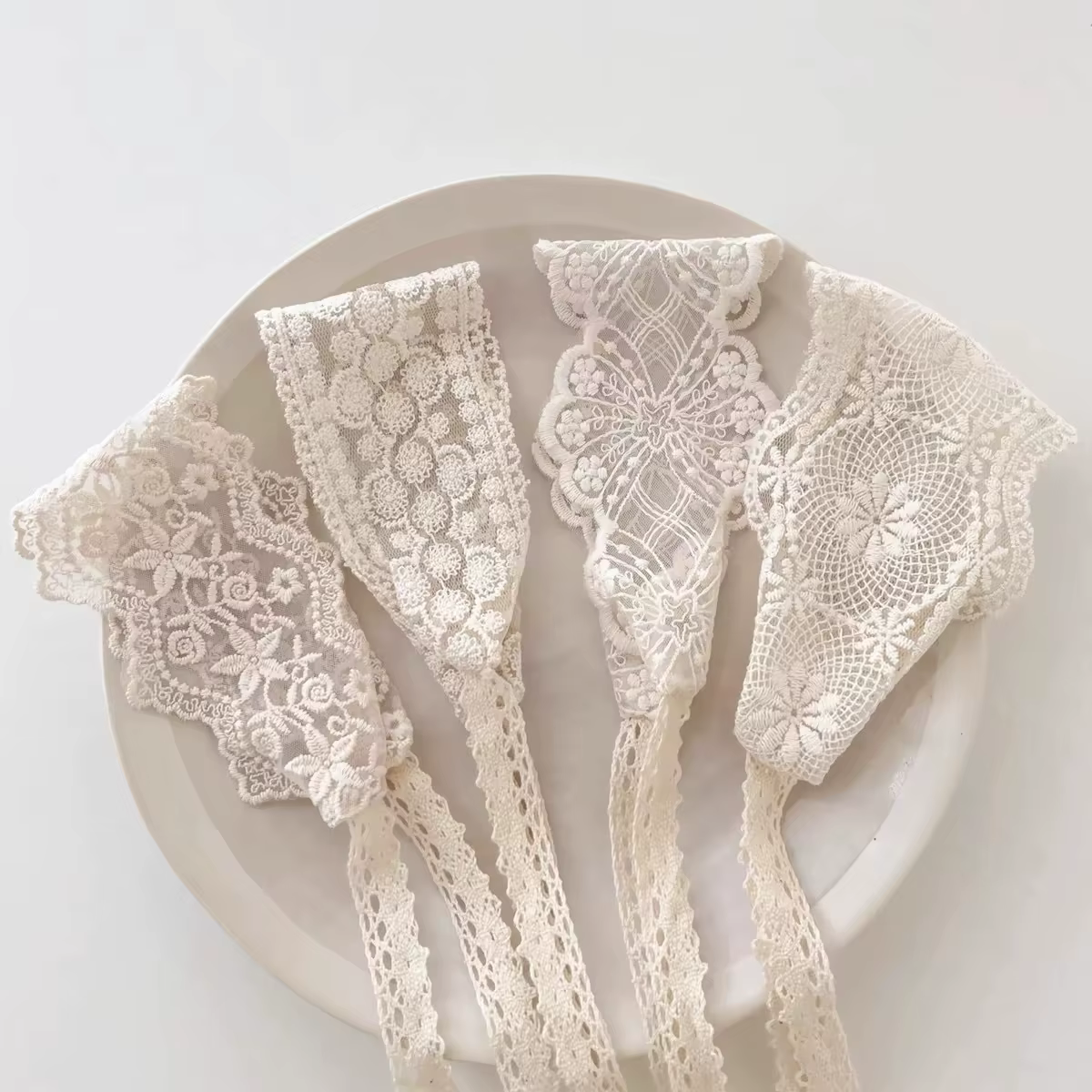 Diadema bebé niña de encaje blanco con lazo elástico - imagen 4