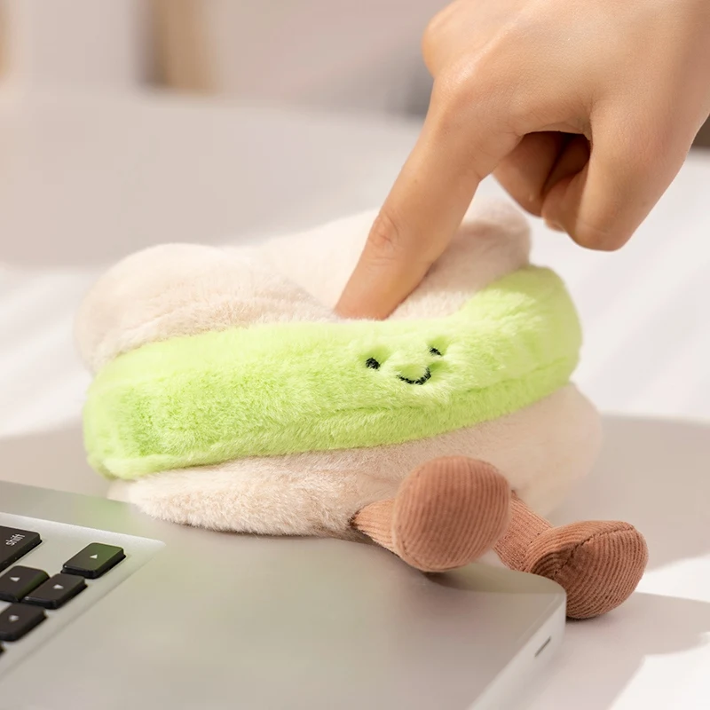 Peluche junto a una taza
