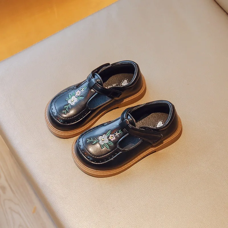 Detalle del bordado en los zapatos Bekamille