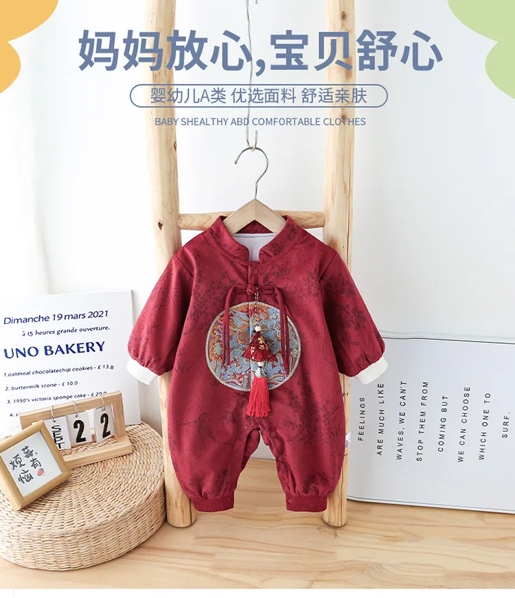 Mono rojo bordado de estilo chino para niño