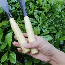 Azada de hierro resistente para plantar y desmalezar en el huerto