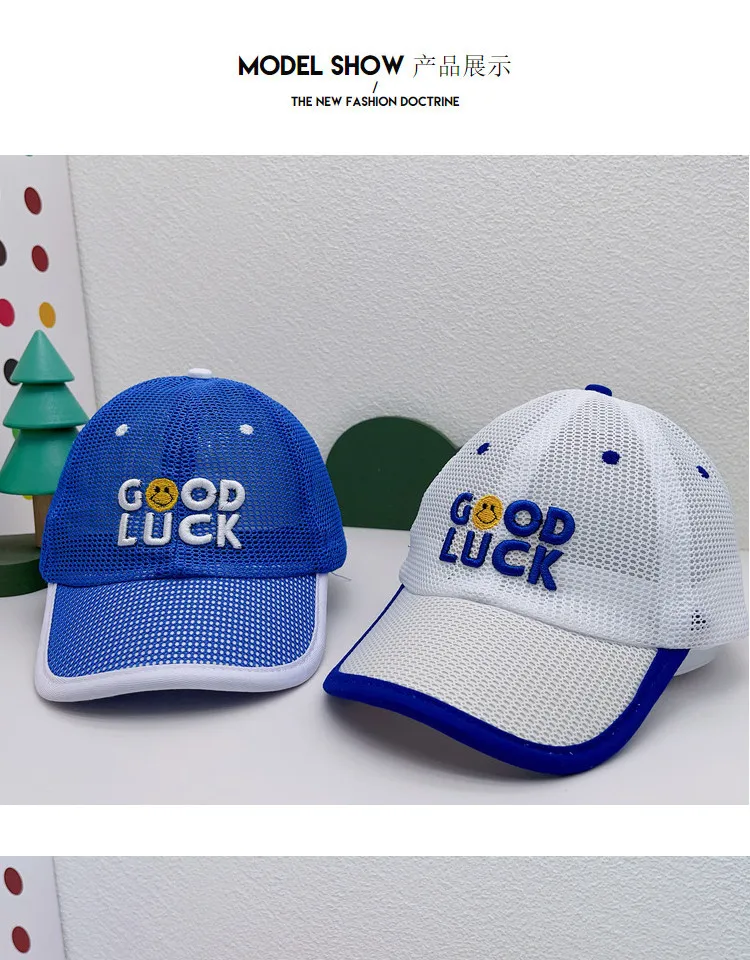 Gorra usada por niño en parque
