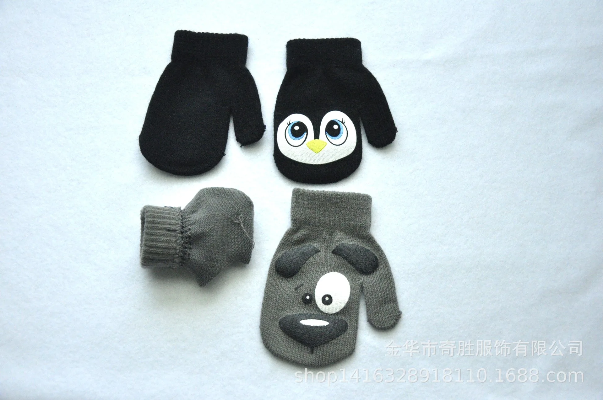 Guantes de punto acrílico para niños en uso