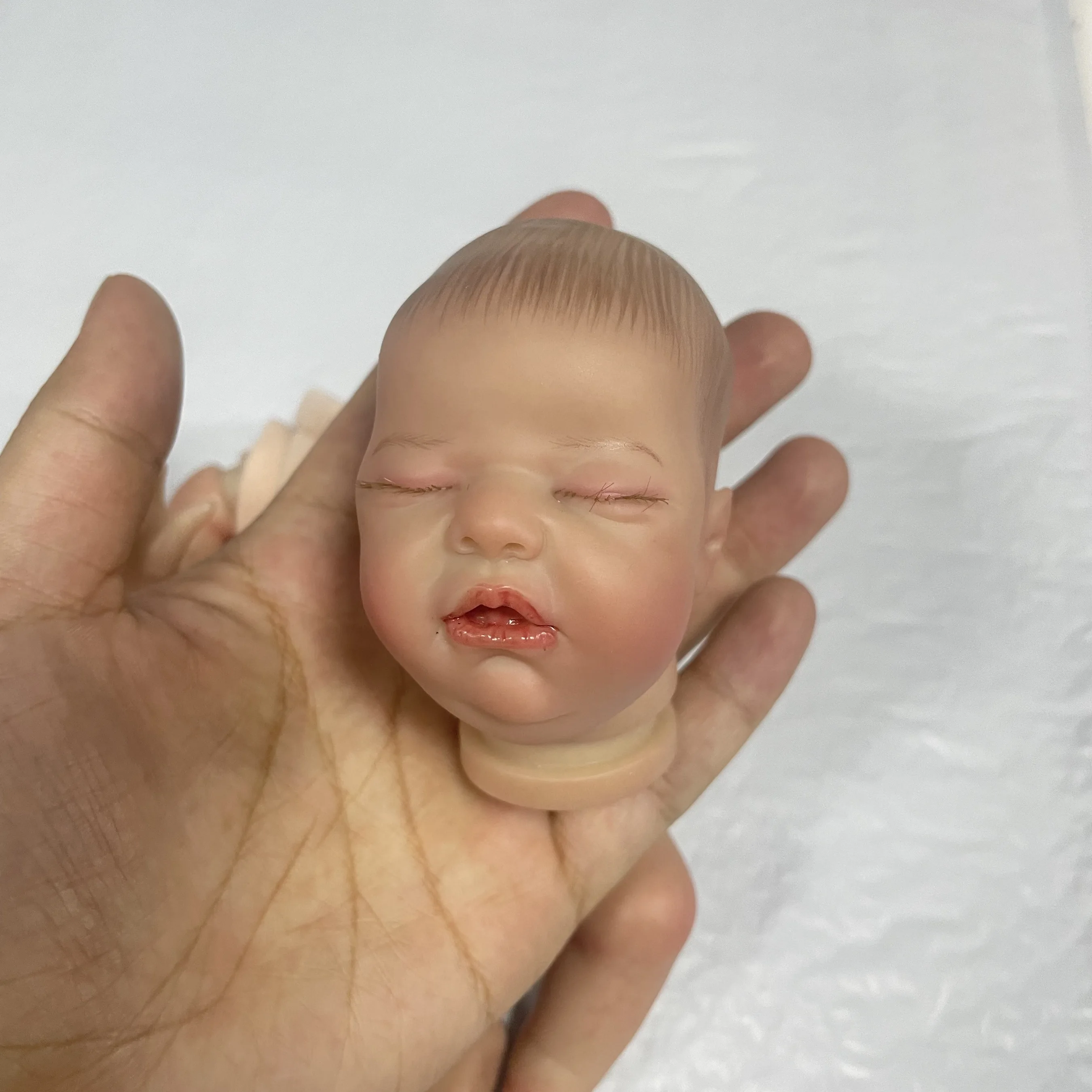Muñeca realista Wee con cuerpo de tela y acabado pintado - imagen 3