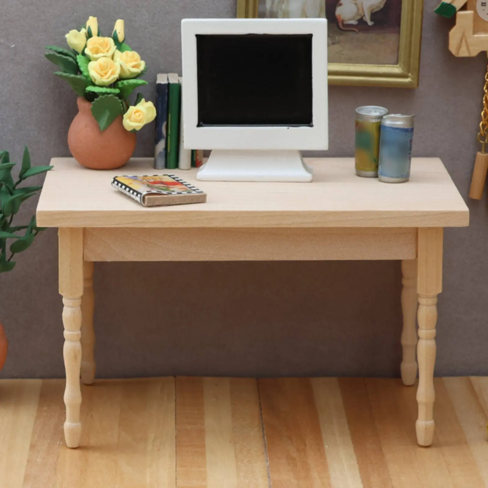 Mesa miniatura de madera para casa de muñecas – escritorio artesanal - imagen 4