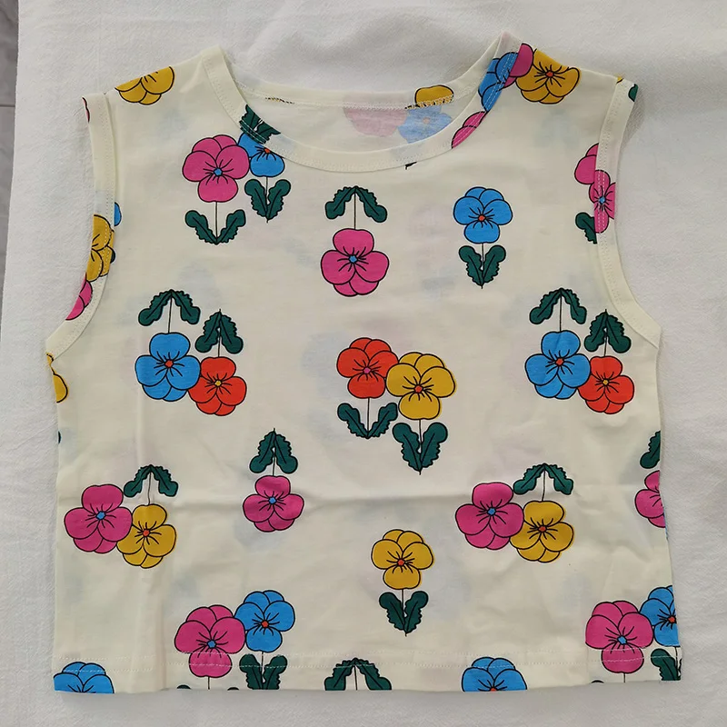 Detalle del estampado floral y tejido