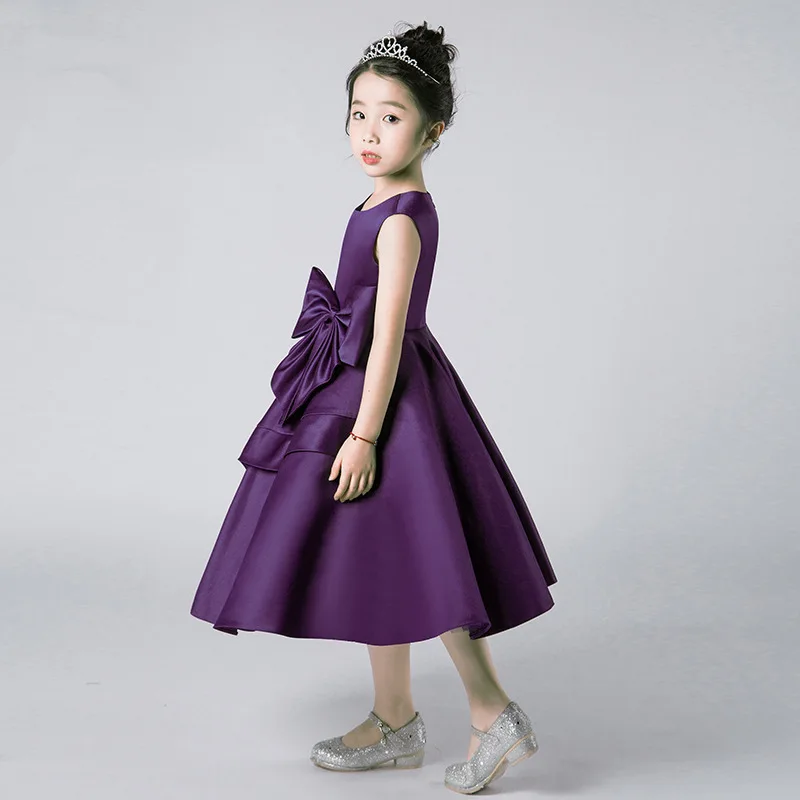 Vestido azul elegante para niño con accesorios