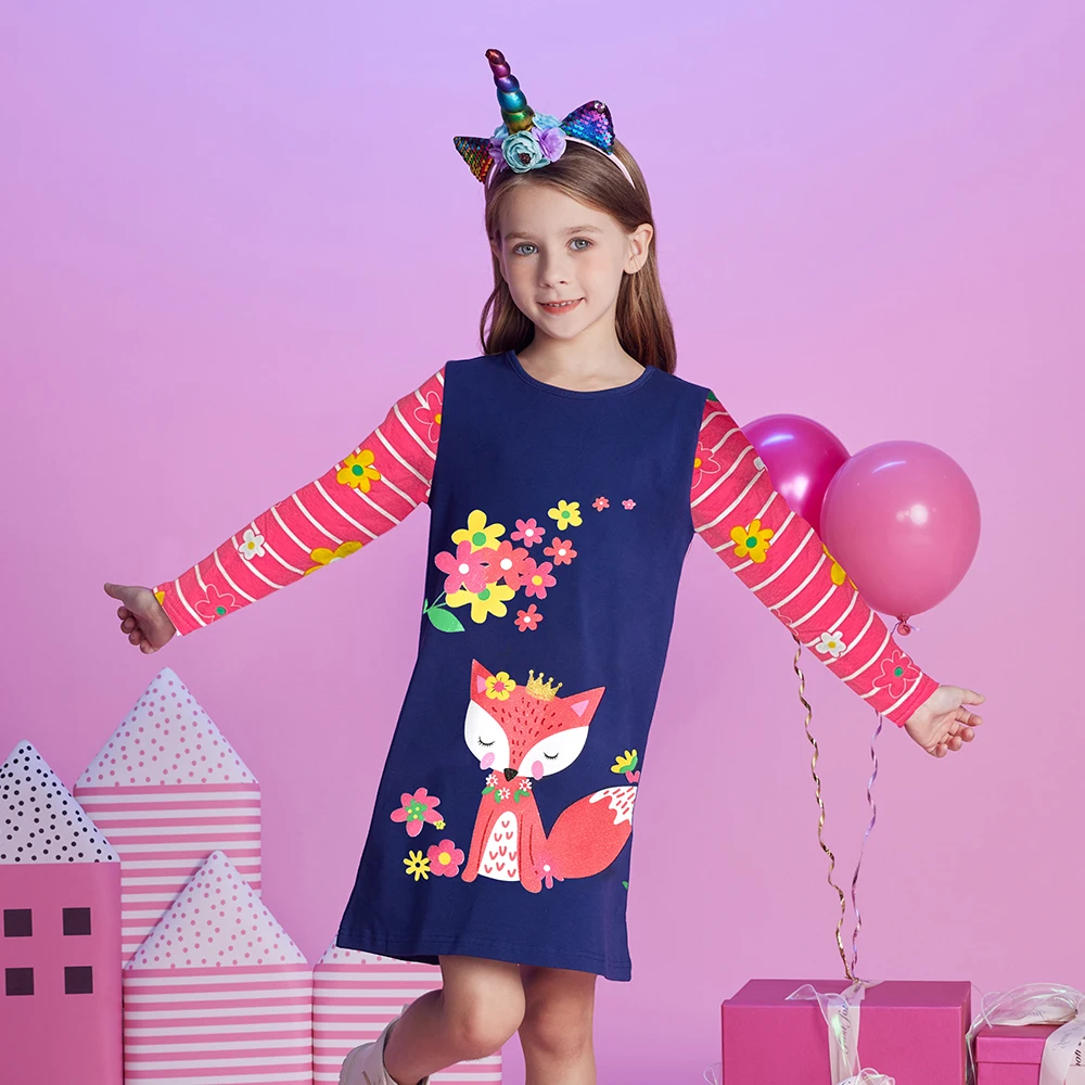 Detalle del estampado floral y la temática de dibujos animados
