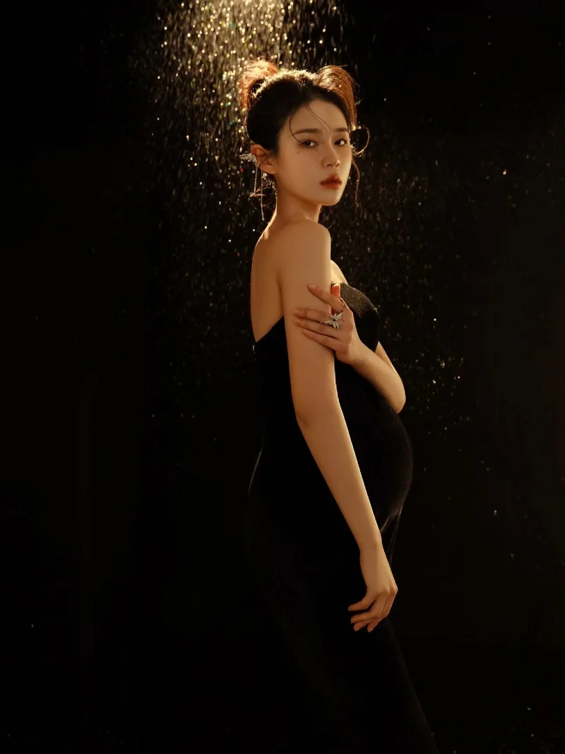 Vestido de maternidad elegante con hombros descubiertos