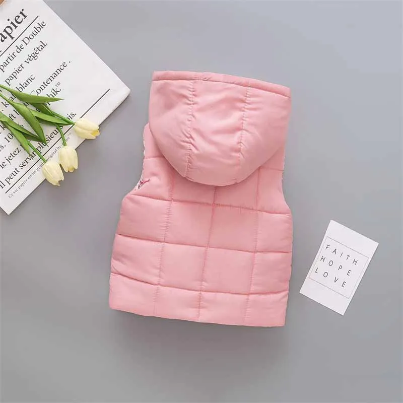 Detalle del forro suave y diseño floral del chaleco para bebé
