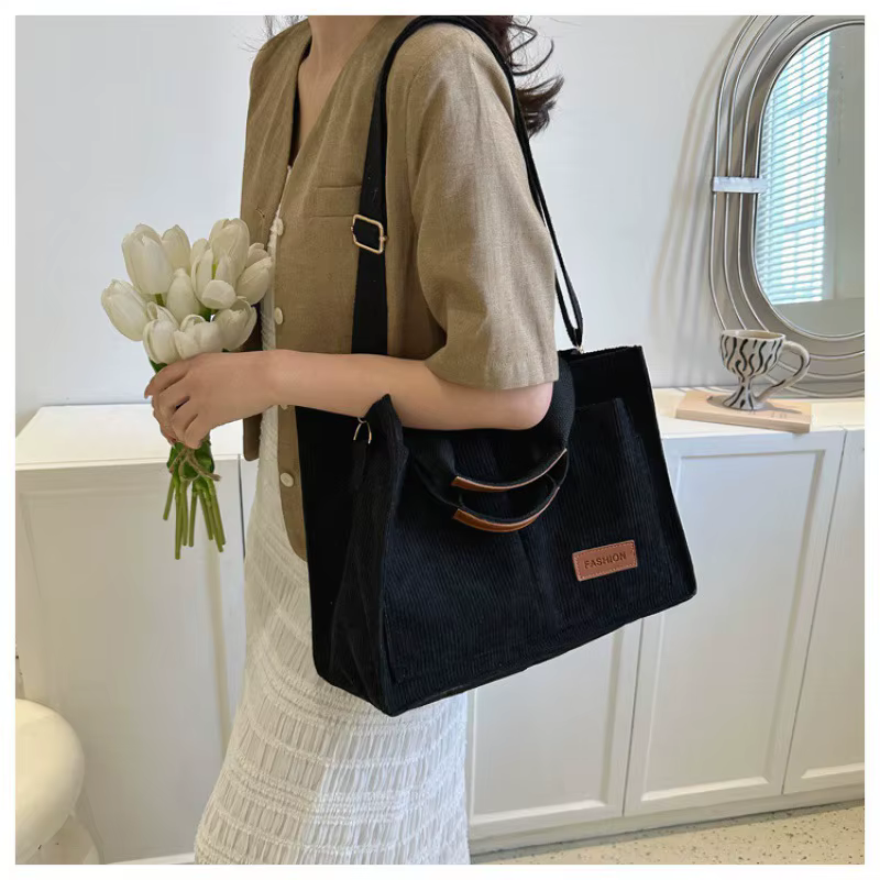 Bolso bandolera de pana con correa ajustable y compartimentos