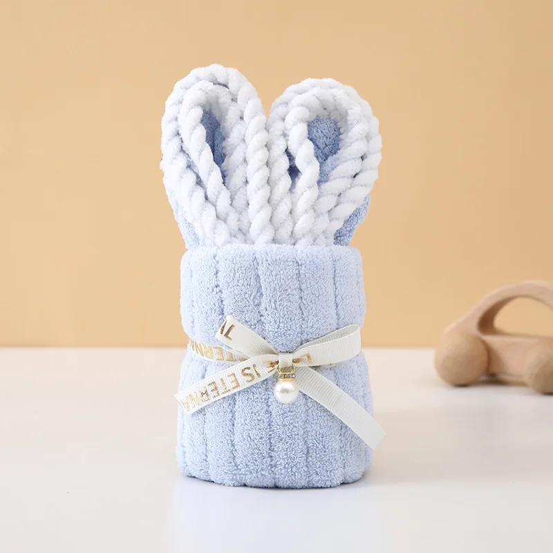 Varias toallas conejito alineadas como decoración