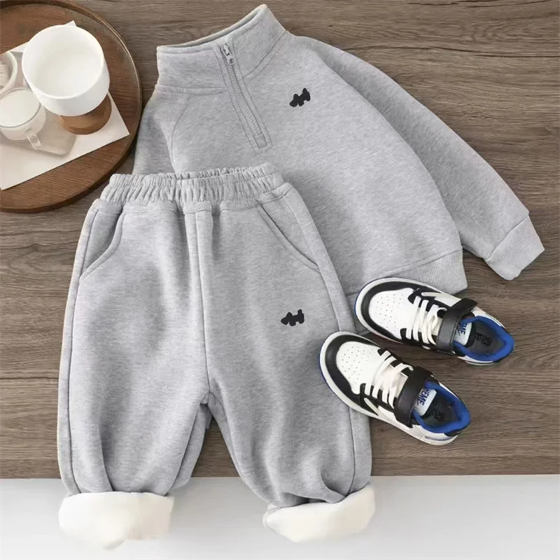Conjunto infantil cálido de sudadera y pantalón para otoño e invierno