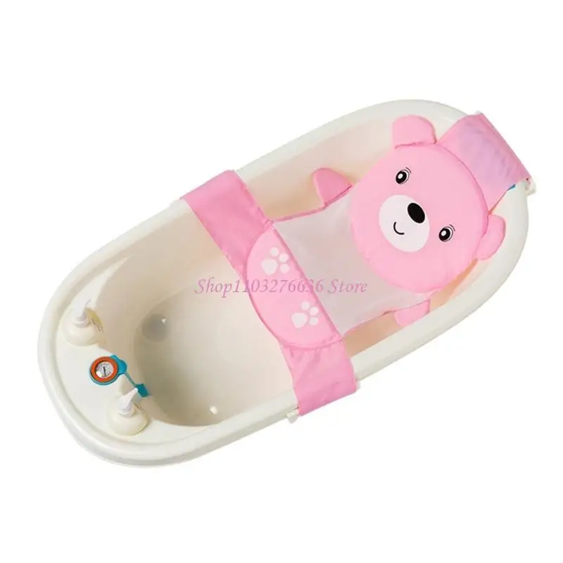 Bebé disfrutando del baño con la almohada