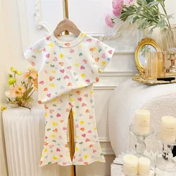 Conjunto niña de verano con corazón: camiseta y pantalón corto