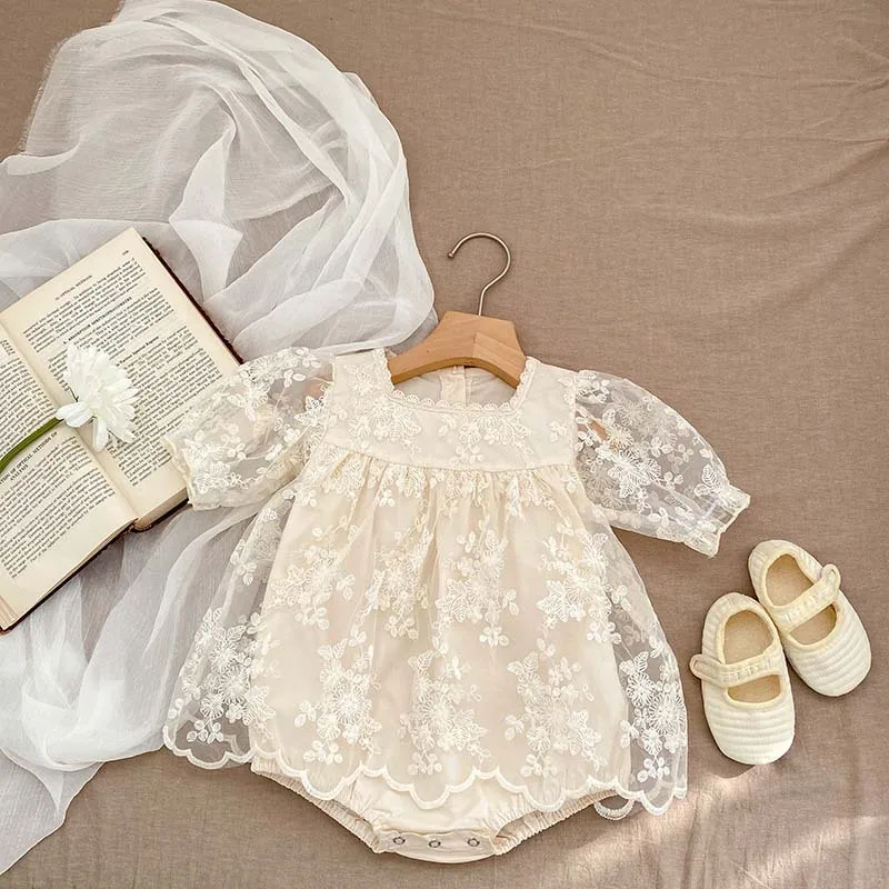 Conjunto veraniego para bebé: falda bordada y pelele de manga abombada - imagen 2