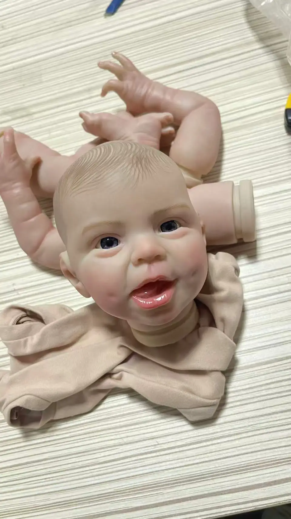 Muñeca parcialmente ensamblada mostrando la unión de extremidades al cuerpo