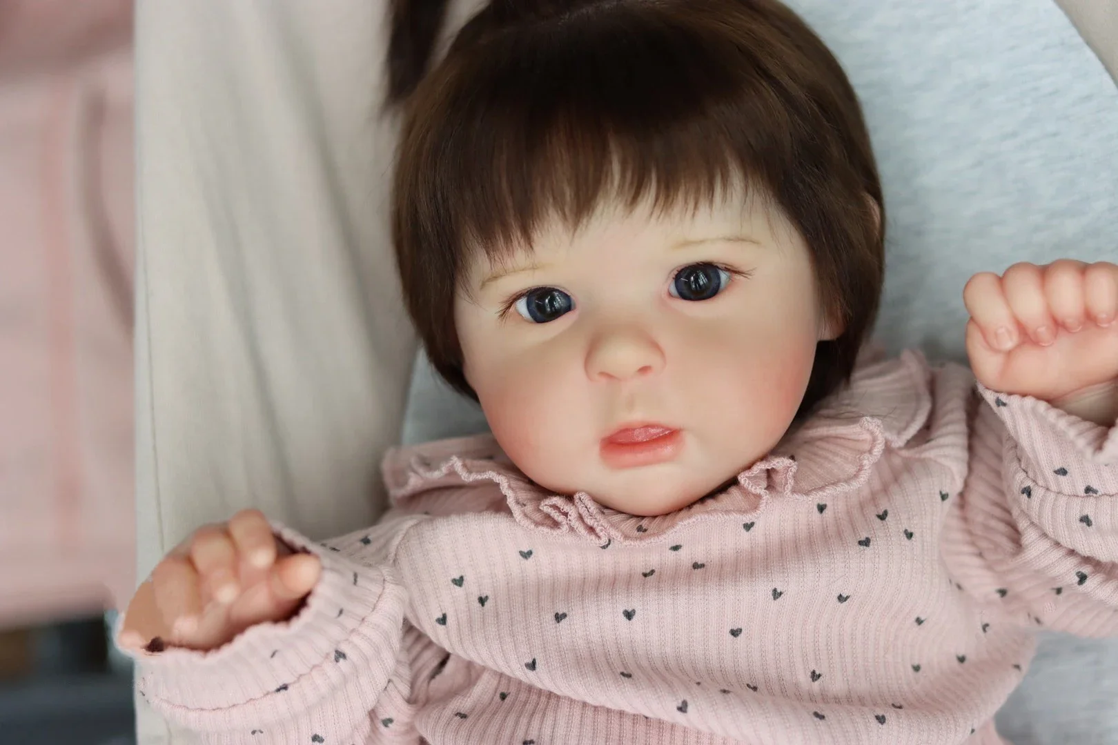 Cabello enraizado a mano de la muñeca Reborn NPK, vista de cerca