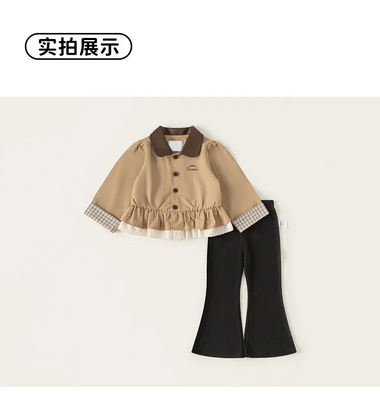 Niña con conjunto de camiseta de manga larga y pantalón acampanado