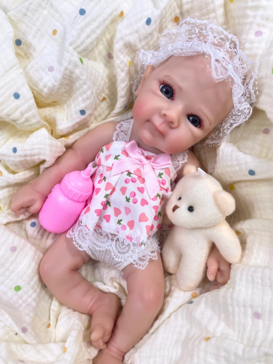 Muñeca Bettie de 13 pulgadas con detalles realistas